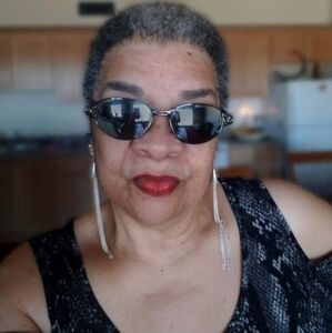 Meet your Posher, Tee